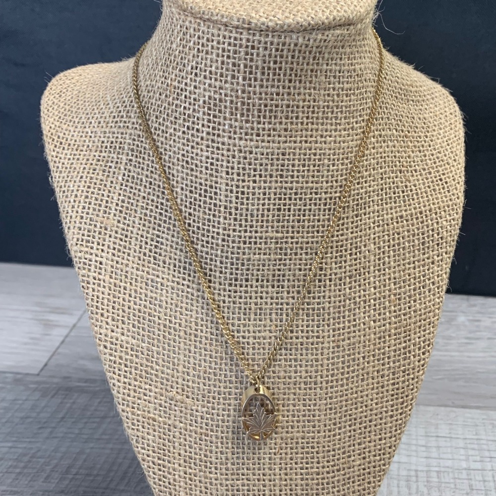 Vintage Gold Tone Oval Maple Leaf Pendant Necklace 16 Inch Two Tone Jewelry